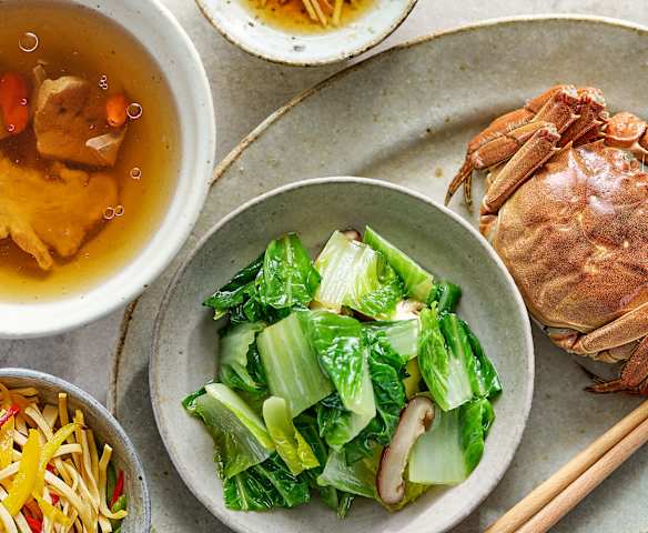 晚餐（滑口千张、清蒸大闸蟹、杭白菜和补气猪肝汤）