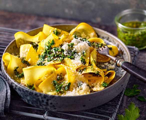 Gelbe Zucchini-Nudeln mit Petersilien-Salsa