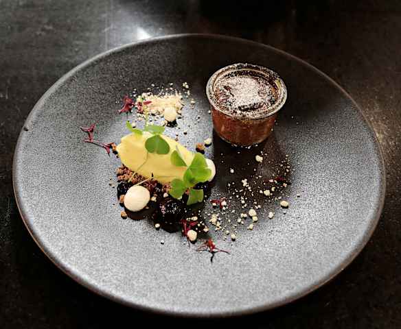 Schokoladenküchlein mit Mango-Sorbet und Passionsfrucht