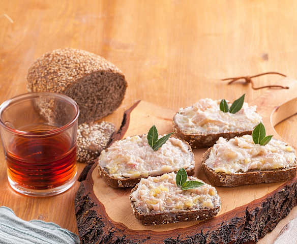 Crostini integrali con lardo, mele e pancetta