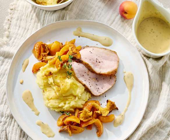 Kalbsrücken mit Aprikosen, Pfifferlingen und Schmorzwiebel-Stampf