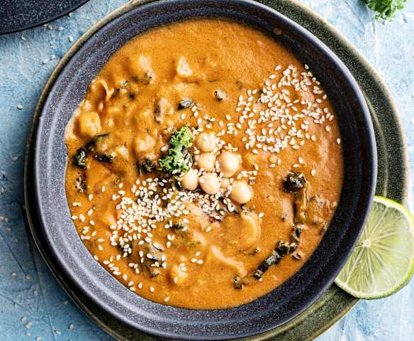 Erdnusssuppe mit Süßkartoffeln und Grünkohl Erdnusssuppe mit Süßkartoffeln und Grünkohl