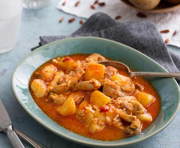 Pollo guisado con patatas y piquillos en cocción lenta