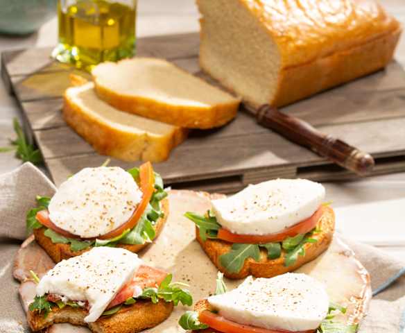 Tostadas keto con jitomate, mozzarella y arúgula Tostadas keto con jitomate, mozzarella y arúgula