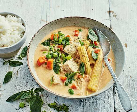 Curry rouge de poulet aux légumes et lait de coco