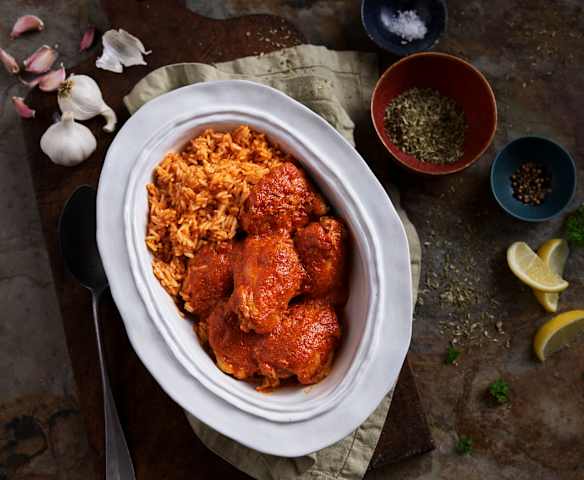 Contramuslos de pollo en salsa de pimiento rojo con arroz en cocción lenta