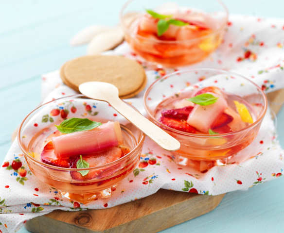 Nage de rhubarbe aux fraises et au basilic Nage de rhubarbe aux fraises et au basilic