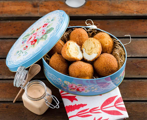 Ovos panados com molho cocktail