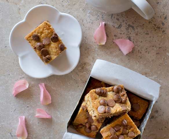 Peanut butter choc chip slice