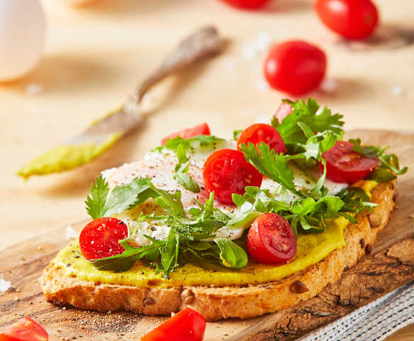 Huevo estrellado sobre pan casero