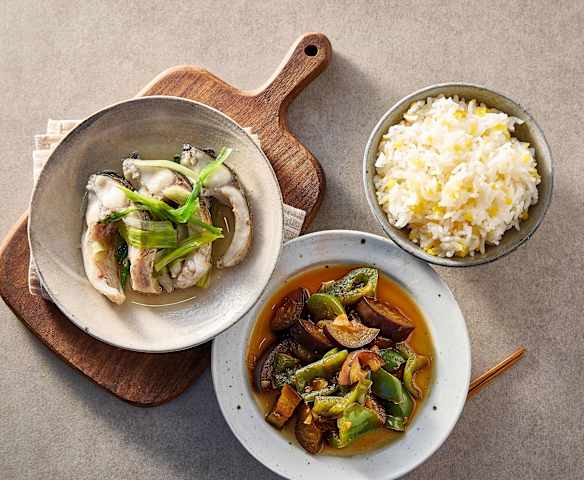 晚餐（葱香鲫鱼、青椒炒茄子、杂粮米饭）