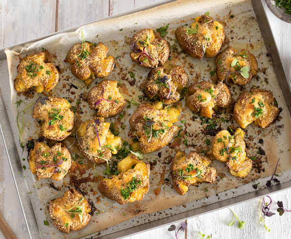 Patatas chafadas con mantequilla de ajo y perejil