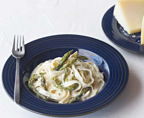 Tagliatelle con salsa de queso y espárragos