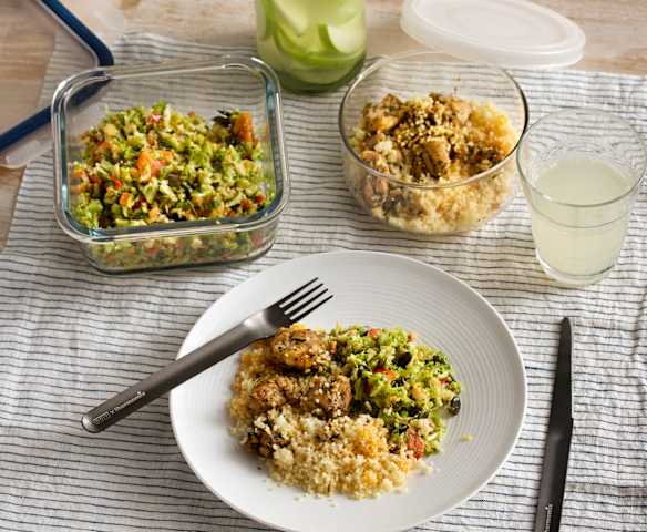 Menú para 1: Limonada de pepino. Ensalada de brócoli y manzana. Pollo al chimichurri