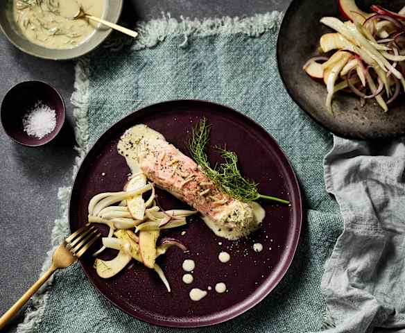 Saumon accompagné de salade de fenouil à la pomme