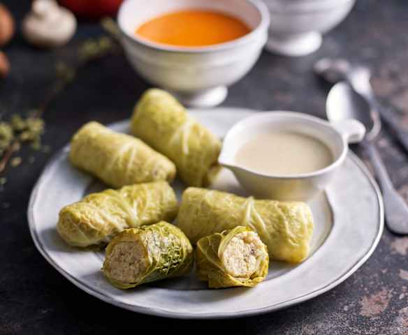 Menú: Sopa de tomate. Rollitos de repollo rellenos con salsa de setas frescas