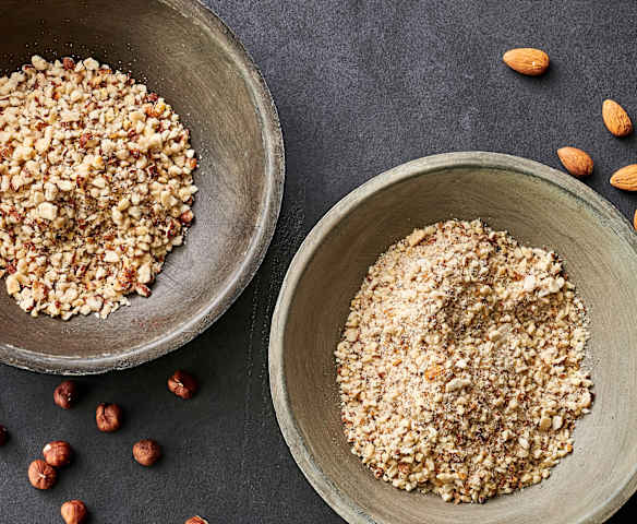 Almendras o avellanas picadas gruesas (200-300 g)