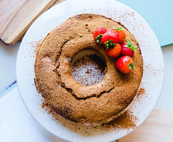Bolo de frutos vermelhos com nozes sem glúten