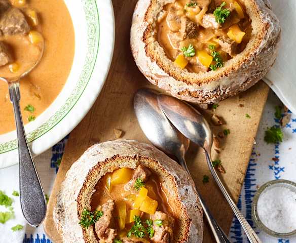 Gulaschsuppe im Brot