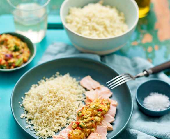 Salmão com bulgur e molho de manga verde Salmão com bulgur e molho de manga verde