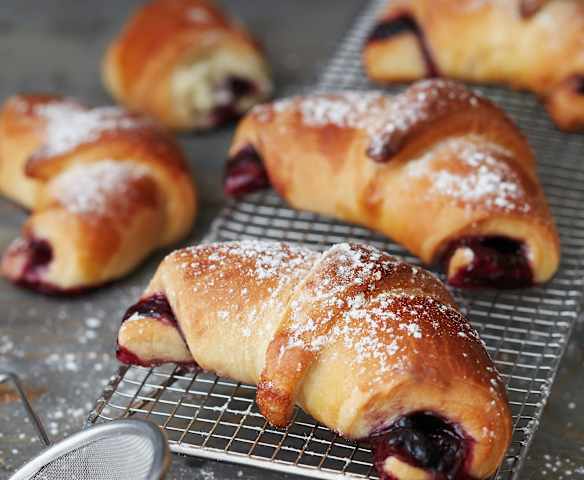 Croissants briochés à la confiture de myrtilles