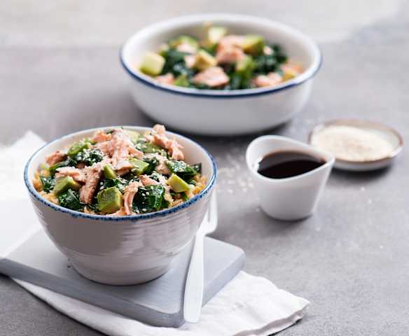 Łosoś teriyaki z soczewicą, szpinakiem i awokado