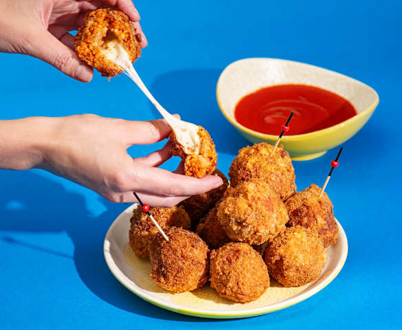 Pomidorowe arancini z ciągnącą się mozzarellą