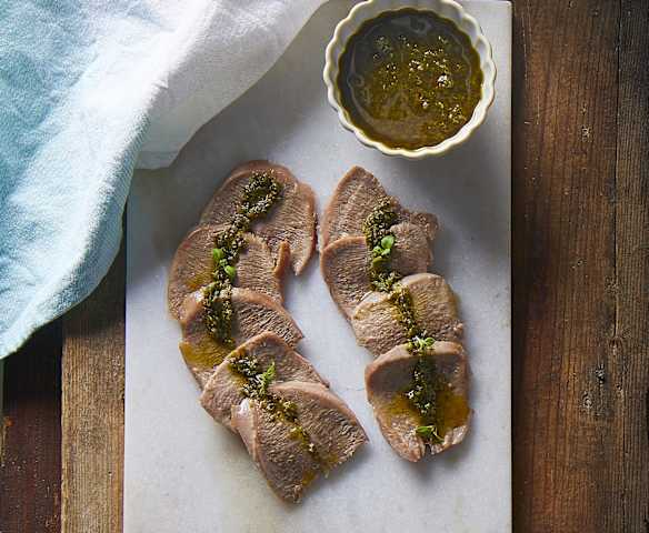 Lingua sottovuoto con salsa verde Lingua sottovuoto con salsa verde