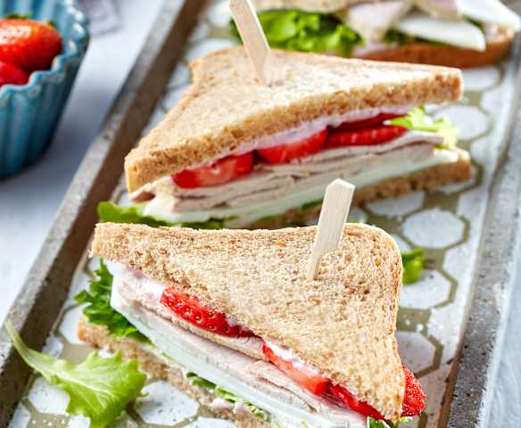 Erdbeer-Sandwich mit Putenfleisch