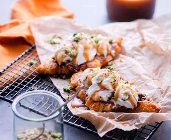 Tartine de croissant avec sauce caramel et chantilly
