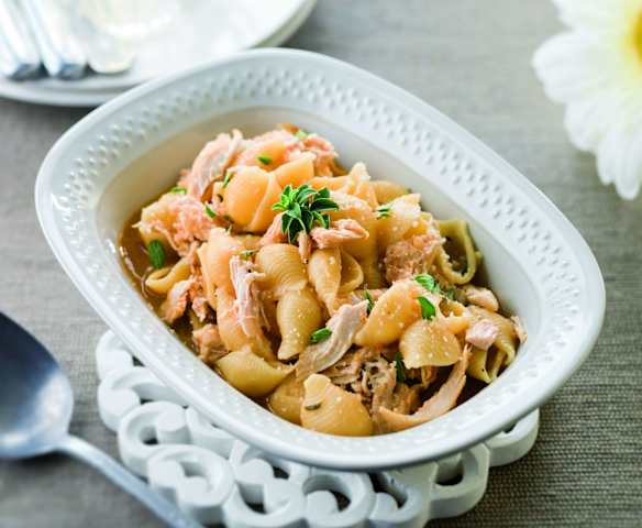 Massa com frango e orégãos