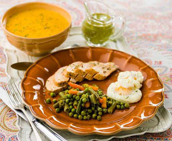 Refeição completa para 4: Creme de legumes e frango com ervilhas, feijão-verde, cenouras e ovos escalfados
