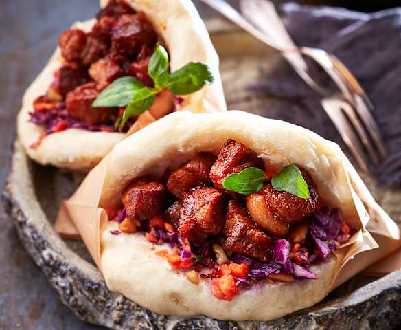 Bułeczki bao z duszonym boczkiem i sałatką z czerwonej kapusty i orzeszków (Gua Bao)