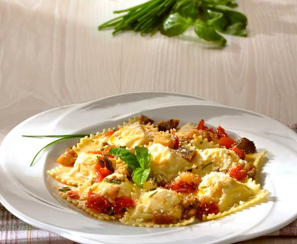 Ravioli de requesón con salsa de berenjena