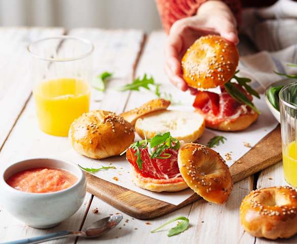 Bagels con jamón y tomate Bagels con jamón y tomate