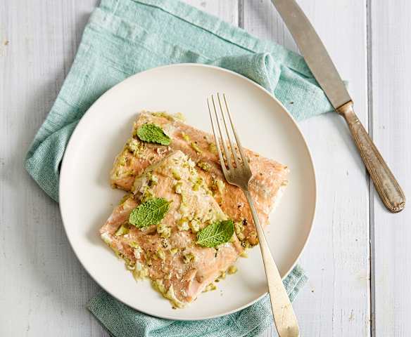 Salmone sottovuoto al mojto