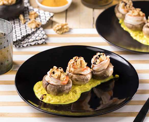 Champignon ripieni con gamberi su crema di curcuma