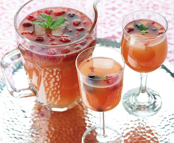 Sangria de vinho rosé com frutos silvestres