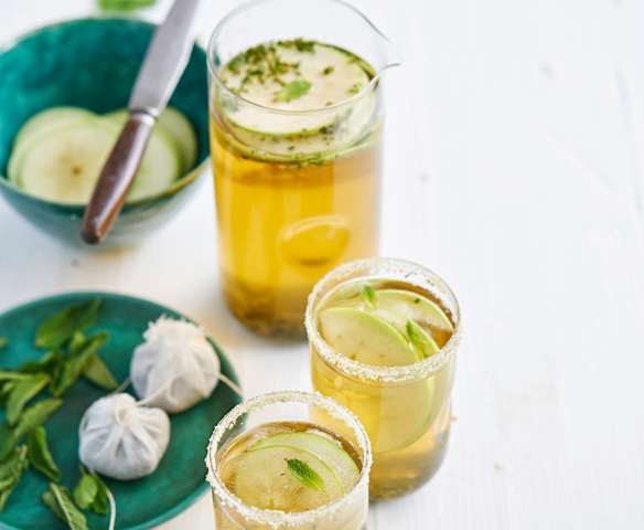 Mocktail de chá verde, maçã e hortelã