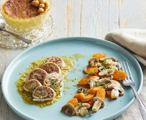 Involtini di lonza allo speck con carote e funghi e budino agli amaretti