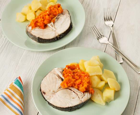 Merluza con patatas y salsa de tomate para dos