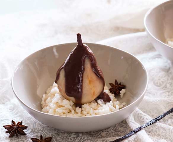 Riz au lait, poires pochées et sauce chocolat