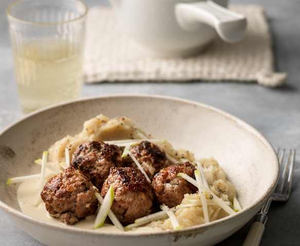 Fleischbällchen mit Sellerie-Apfel-Püree und Cidersauce