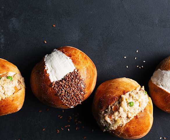 Ensaladilla de coliflor asada en pan de hamburguesa