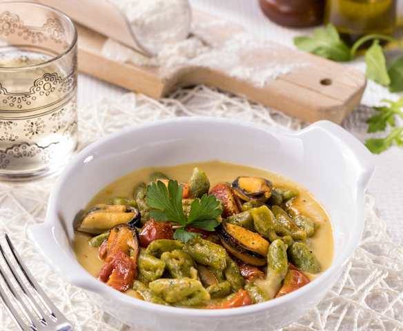 Cavatelli di rucola con crema di ceci e cozze