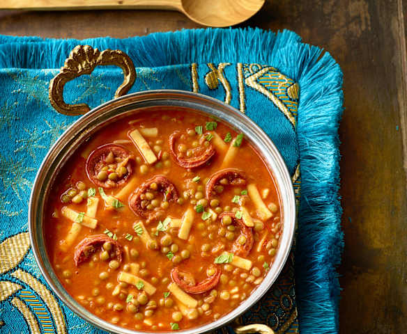 Linsen-Nudel-Suppe mit Sucuk - Sucuklu Sakala Çarpan Çorbası