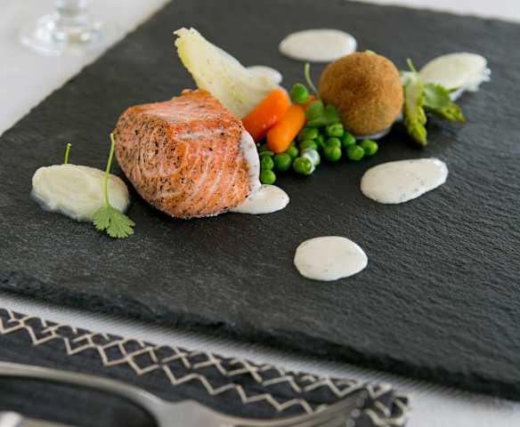 Σολομός με πουρέ σελινόριζας και σάλτσα από άνηθο