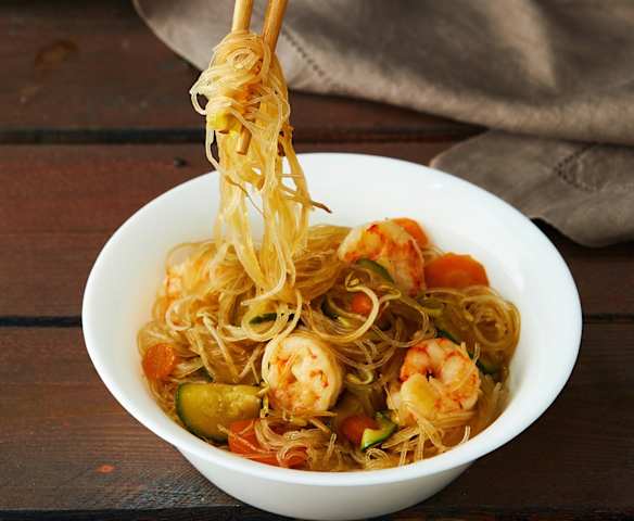 Spaghetti di riso gamberi e verdure