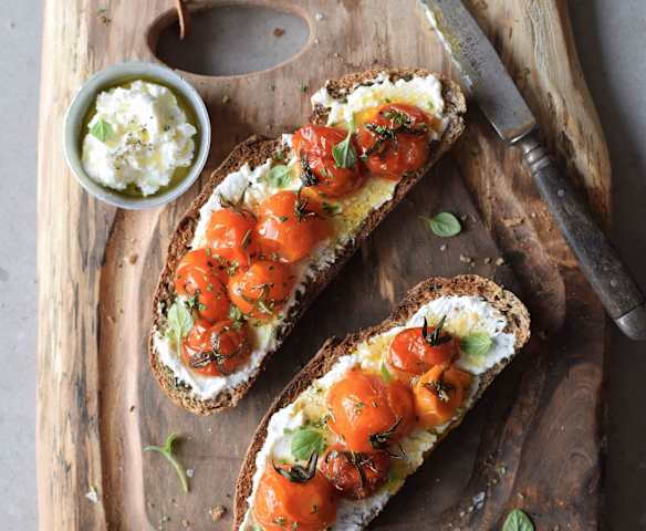Tostadas con ricotta y tomates asados