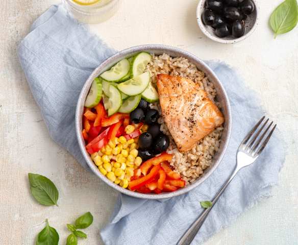 Bowl z brązowym ryżem, łososiem i warzywami